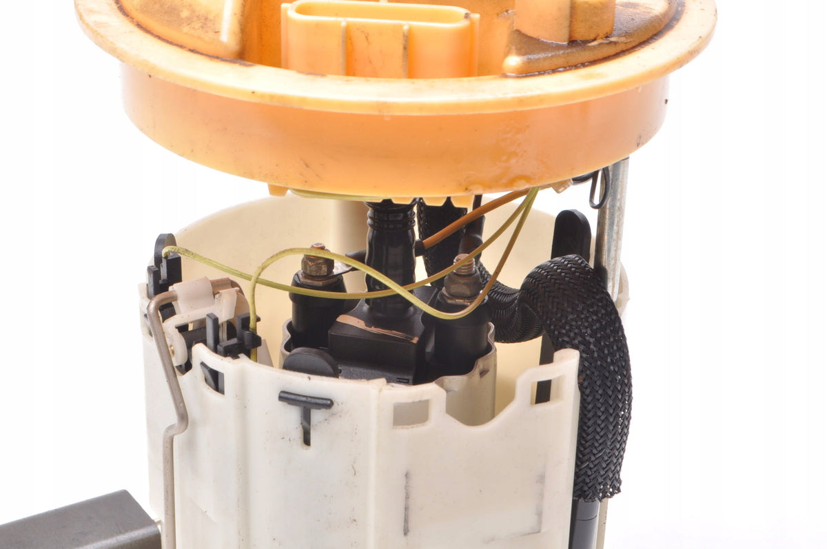 VOLVO C30 S40 V50 C70 D3 150KM FUEL PUMP 31303272