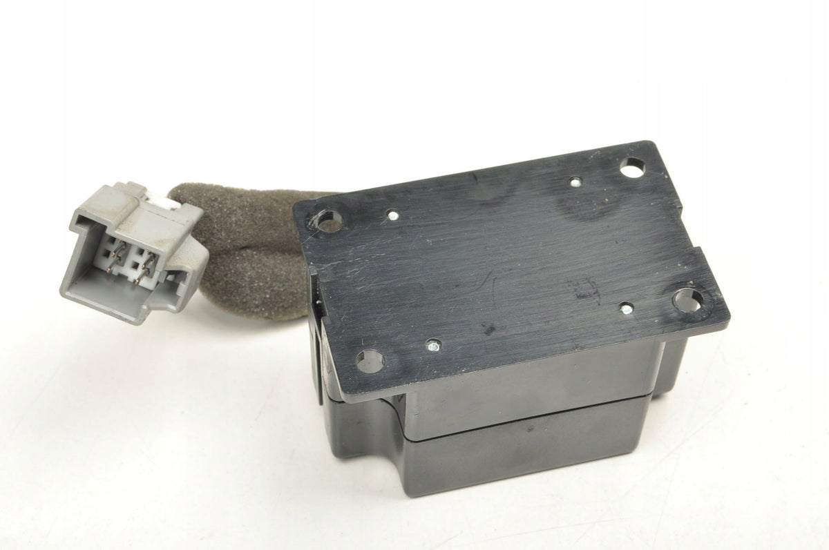 VOLVO C70 II RELAY MODULE 8676998