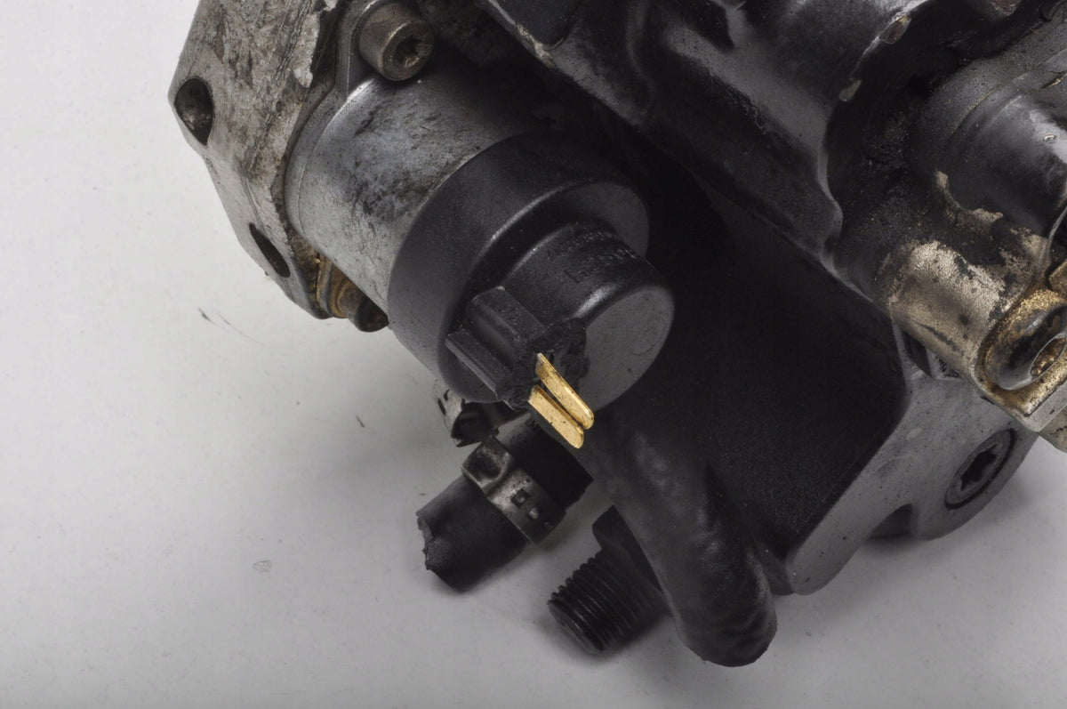 VOLVO S60 AND V70 II XC70 2.4 D5 163KM INJECTION PUMP 8689591