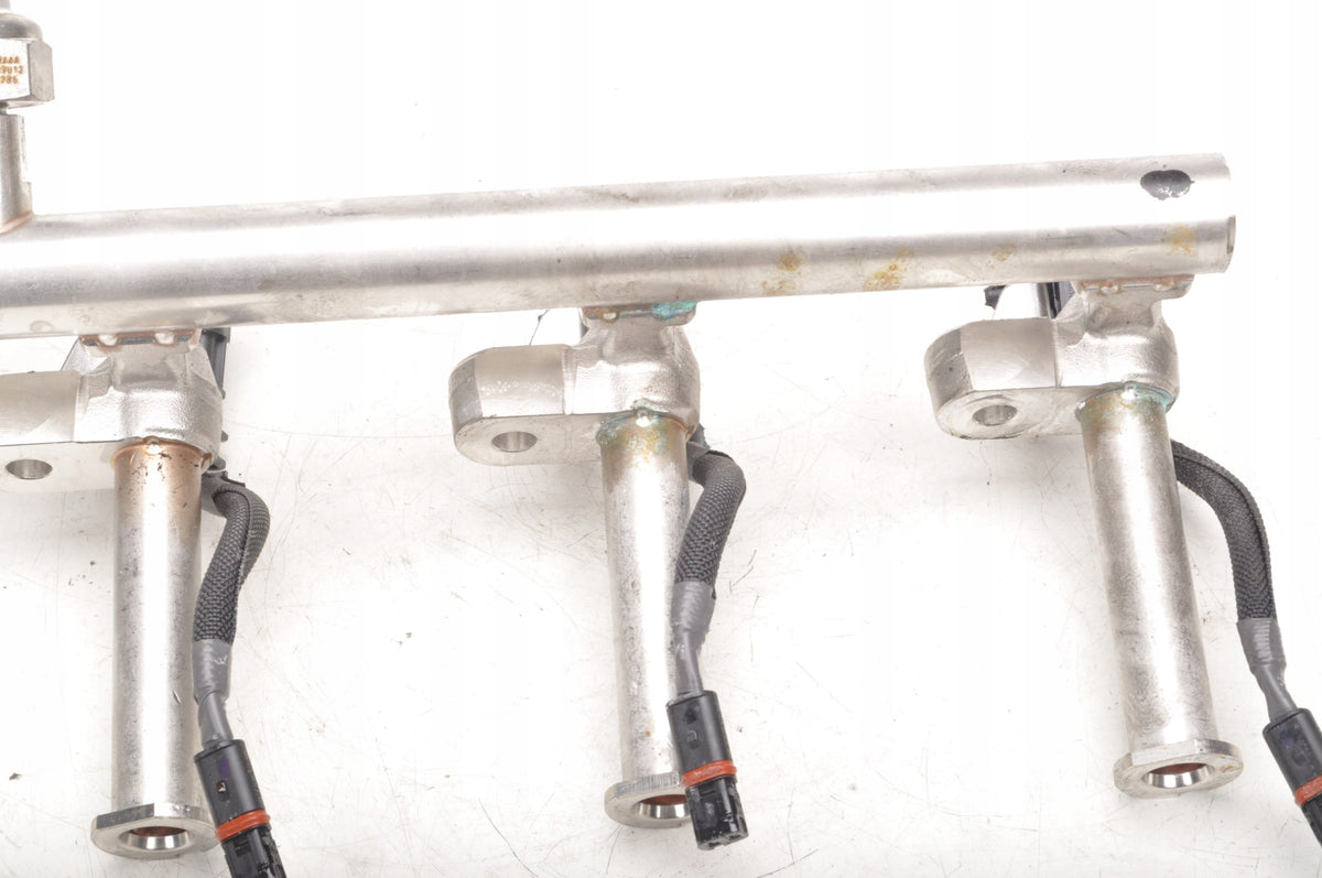 VOLVO S60 II 2.0 T4 INJECTION RAIL 31478555