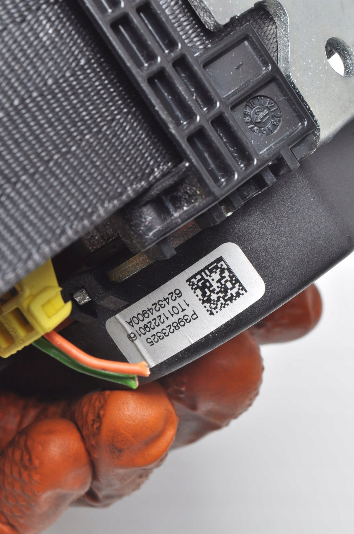 VOLVO S60 II V60 SEAT BELT RIGHT REAR 39823325