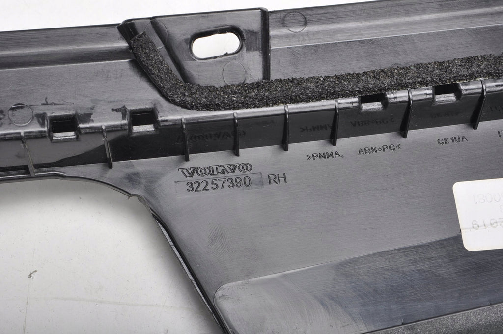 VOLVO S60 III DOOR TRIM RIGHT FRONT 32257390