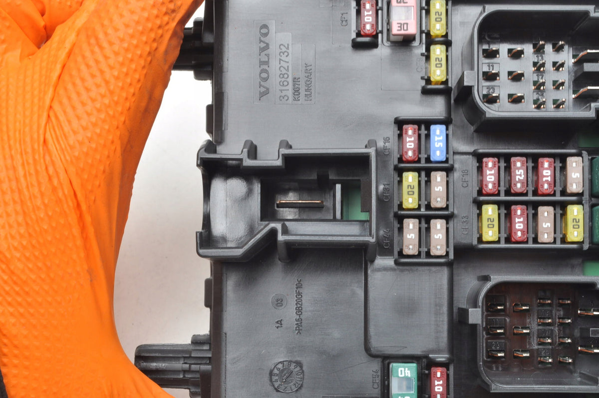 VOLVO S90 II V60 XC90 XC60 II FUSE BOX 31682732 32142591