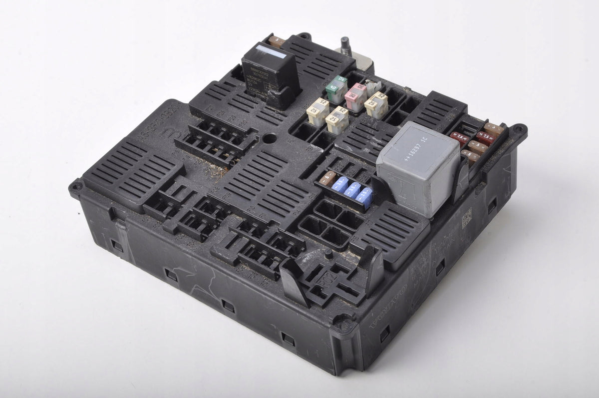 VOLVO S90 V90 II FUSE BOX 31473568