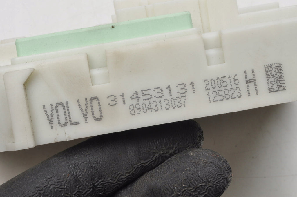 VOLVO V40 II FUSE BOX 31453131