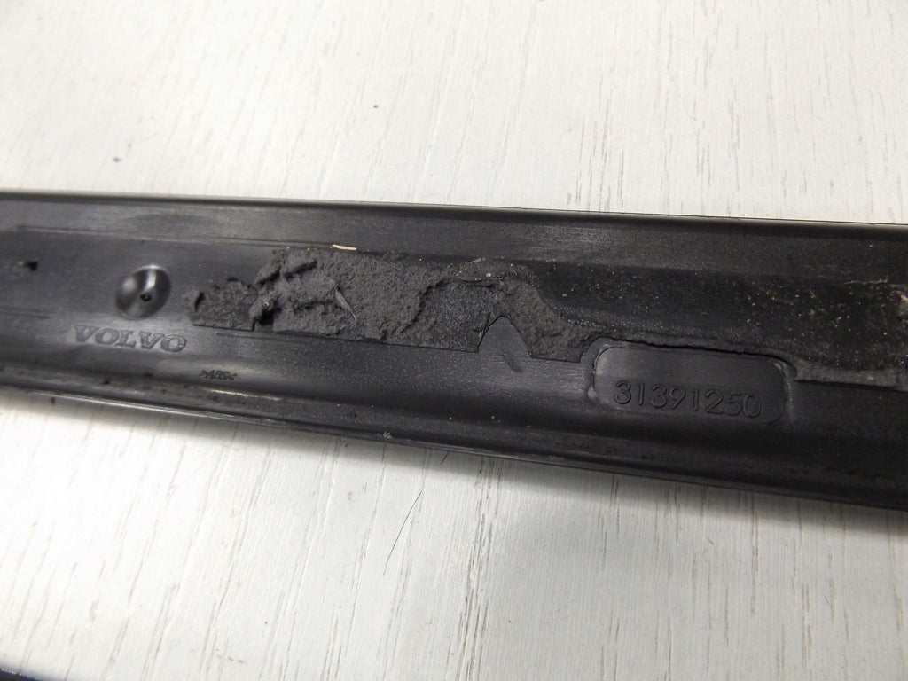 VOLVO V60 R-DESIGN THRESHOLD STRIPS FRONT SET