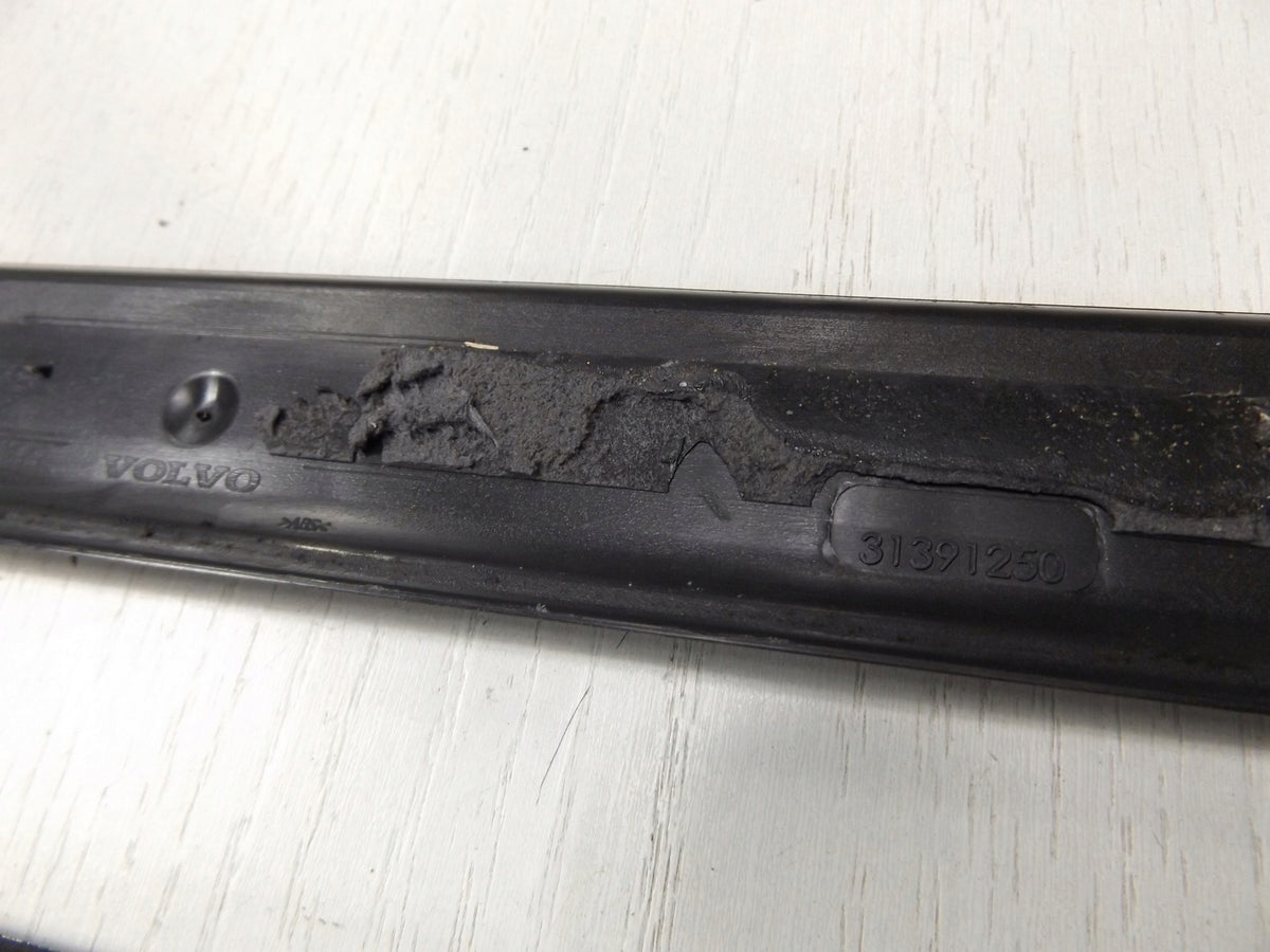 VOLVO V60 R-DESIGN THRESHOLD STRIPS FRONT SET