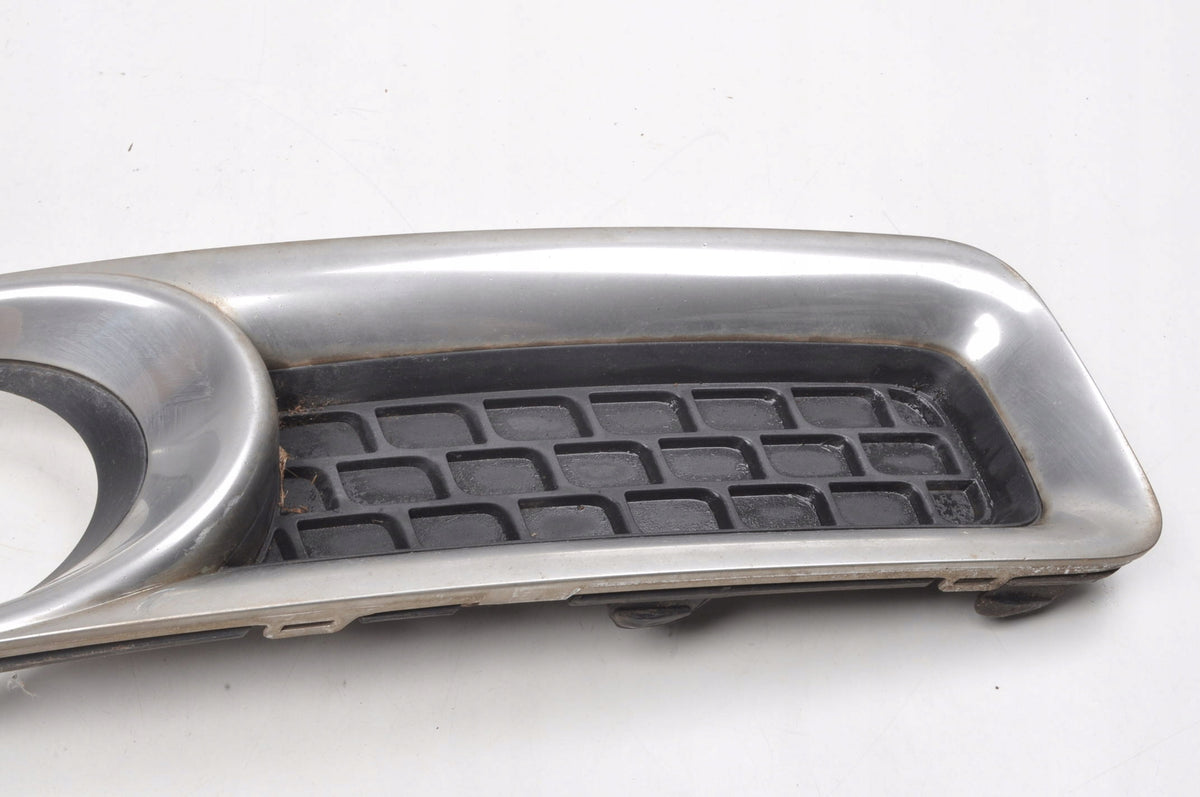 VOLVO V70 III FRAME HALOGEN GRILLE RIGHT R-DESIGN 30733035