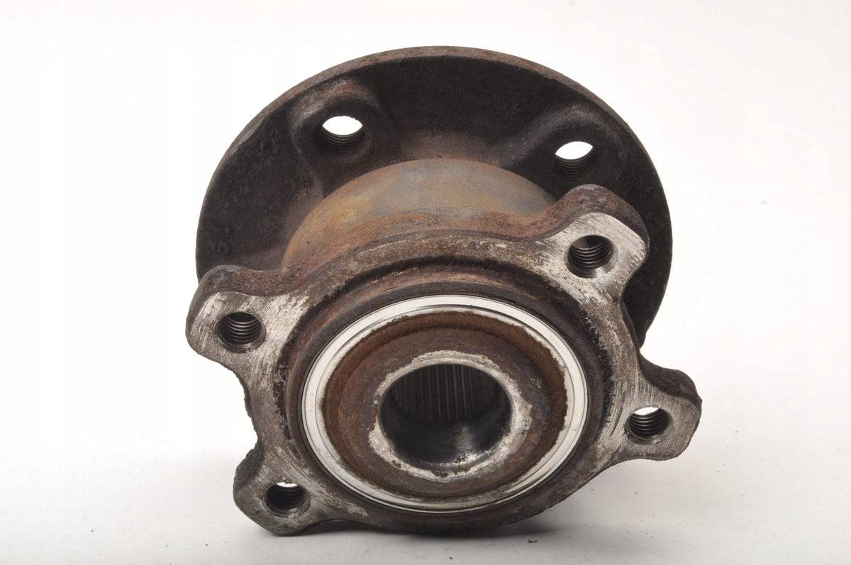 VOLVO V70 III REAR HUB LEFT STATION WAGON