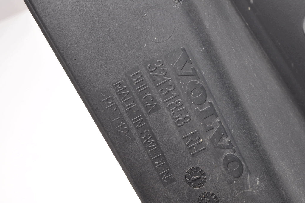 VOLVO XC40 FENDER GUARD RIGHT 32131858