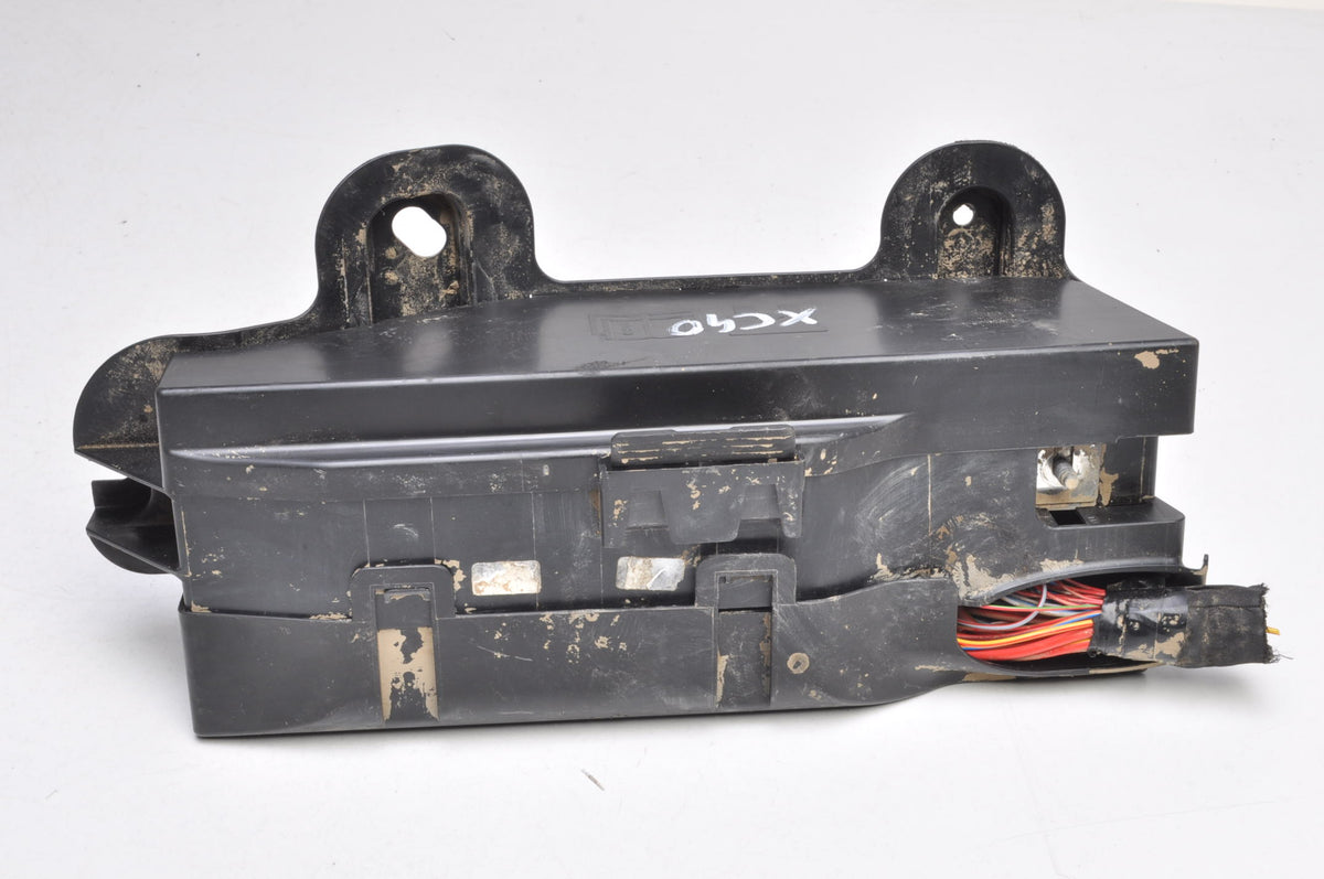 VOLVO XC40 FUSE BOX 31473883 31473884