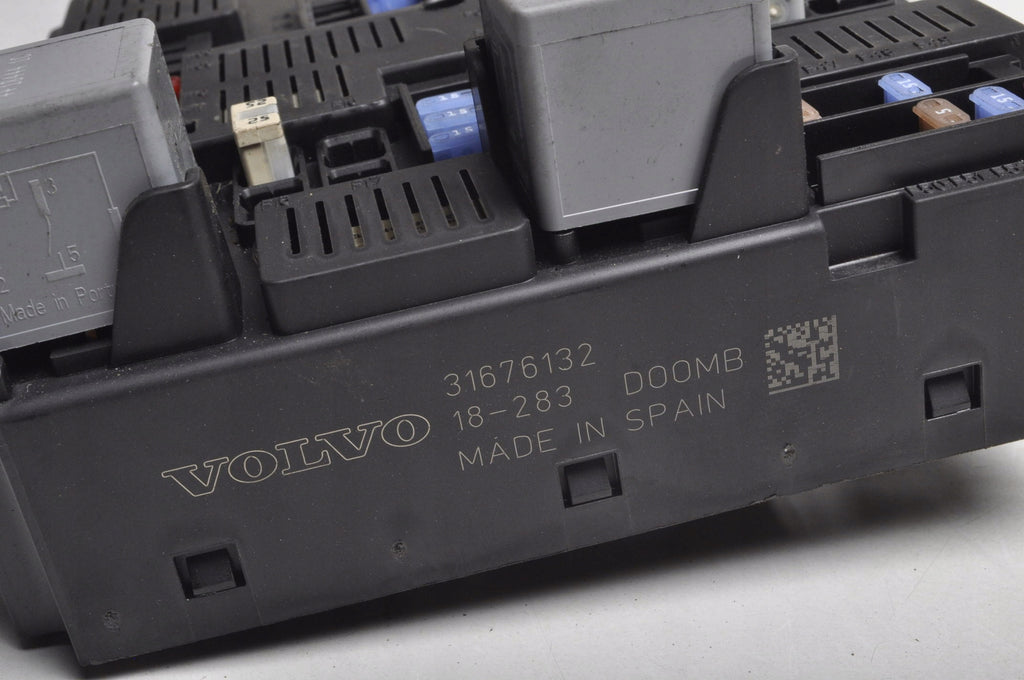 VOLVO XC60 II FUSE BOX 31676132