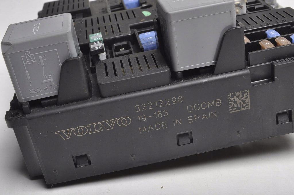 VOLVO XC60 II FUSE BOX 32212298