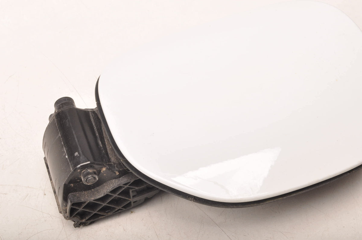 VOLVO XC60 II T8 PLUG IN HYBRID 32227608 CHARGING SOCKET FLAP