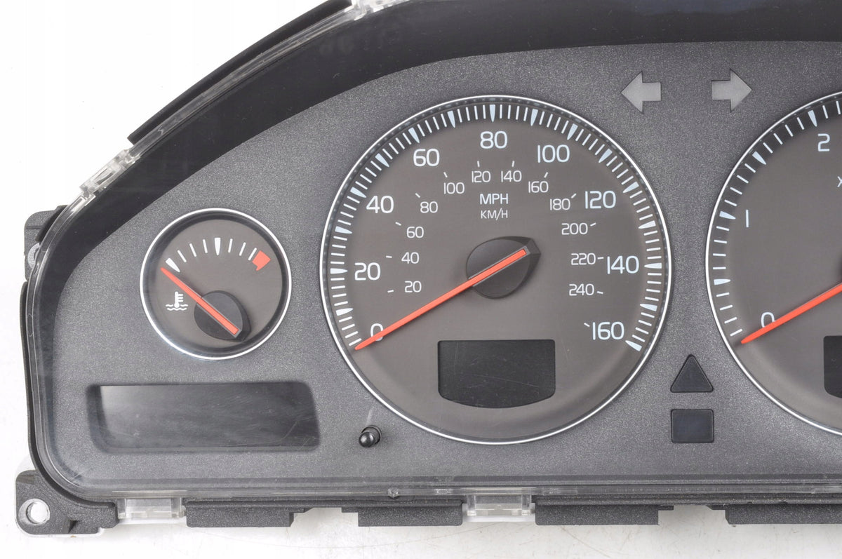 VOLVO XC70 2.4 D5 AWD 185KM COUNTER CLOCKS UK 30746112