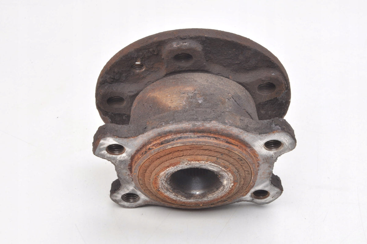 VOLVO XC70 II 2.4 D5 205KM REAR LEFT HUB