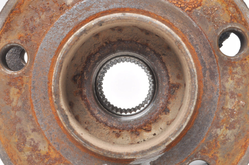 VOLVO XC70 II 2.4 D5 205KM REAR LEFT HUB