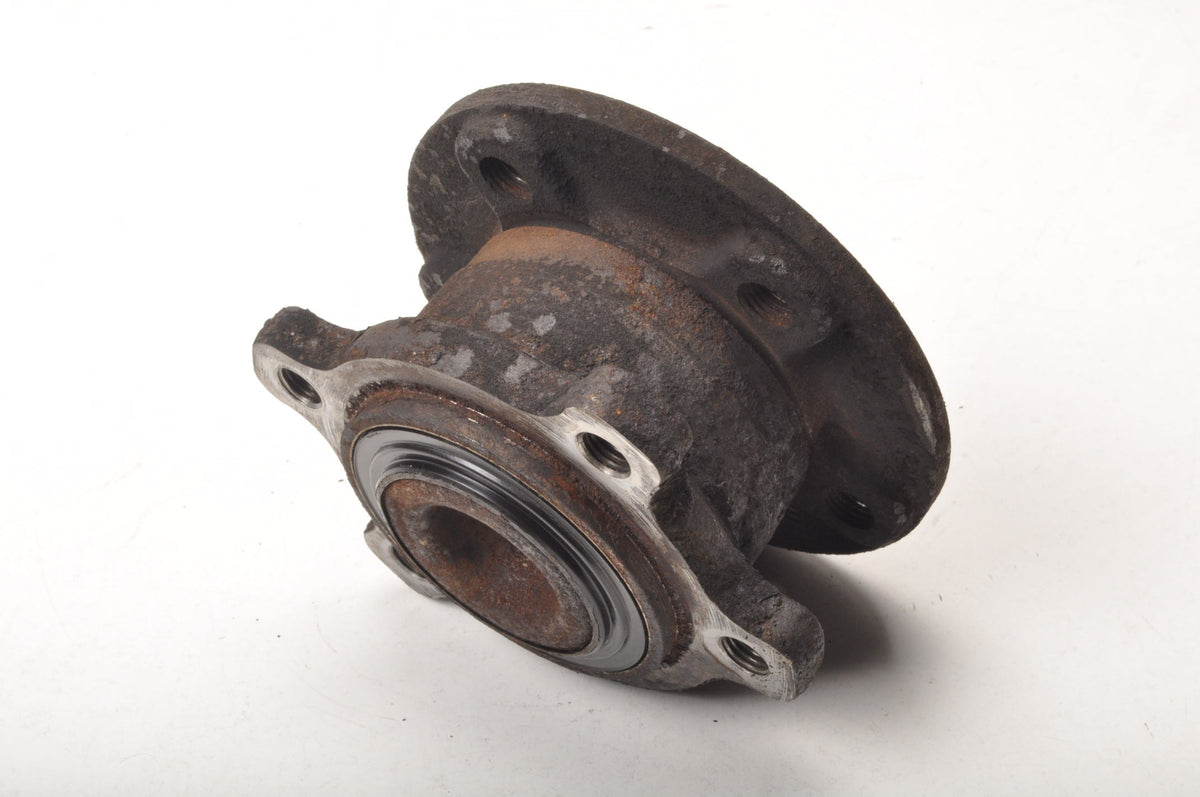 VOLVO XC70 II REAR HUB LEFT