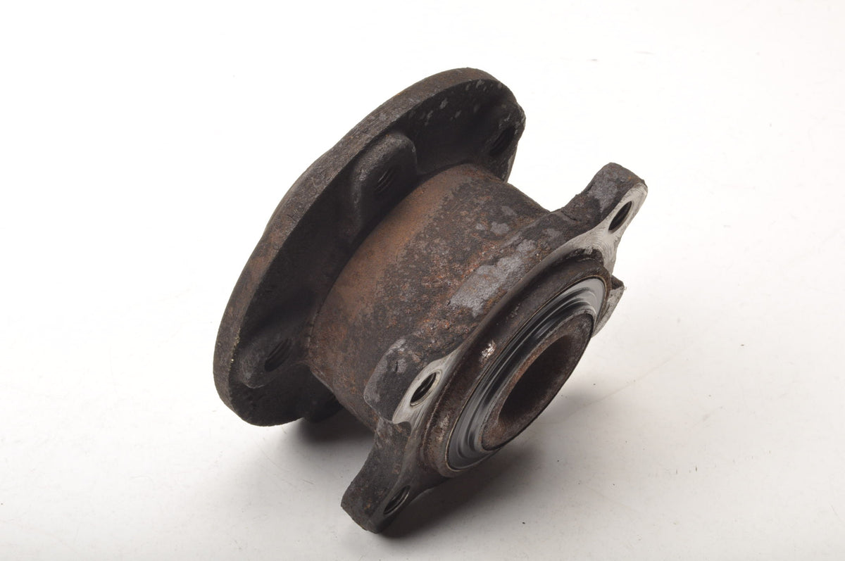 VOLVO XC70 II REAR HUB LEFT