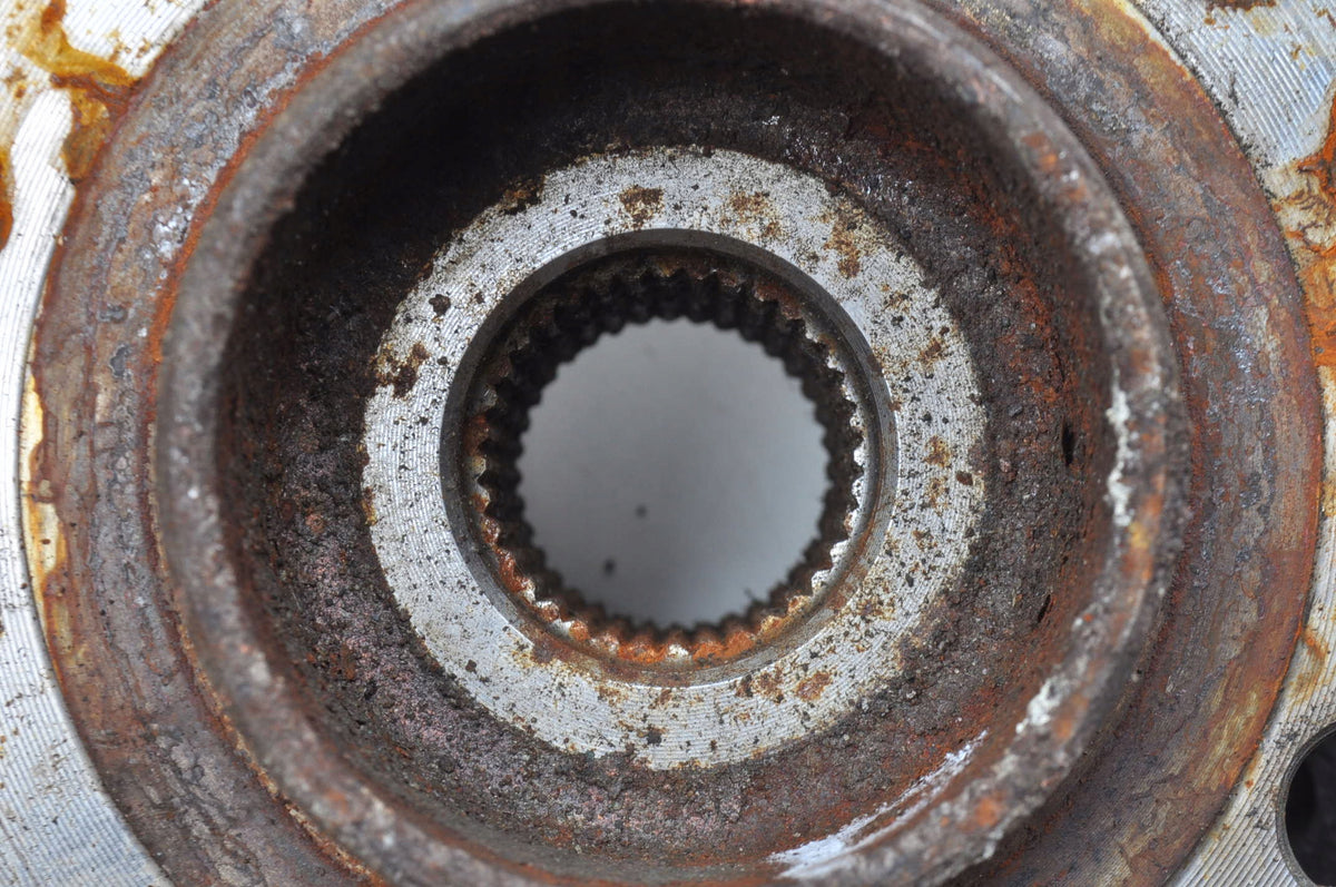VOLVO XC70 II REAR HUB RIGHT