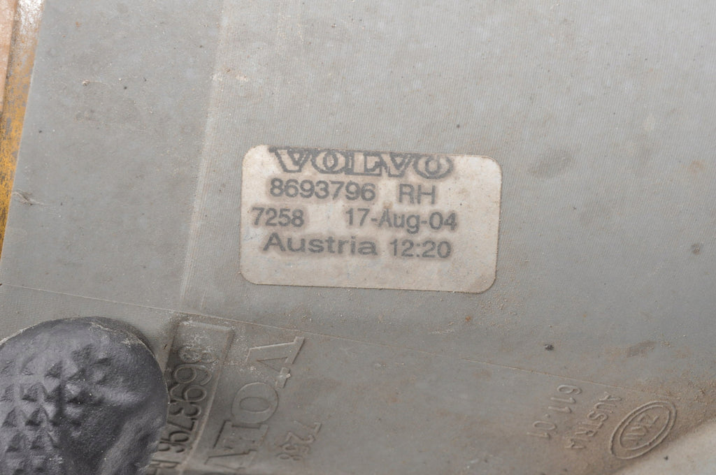 VOLVO XC90 HALOGEN RIGHT 8693796