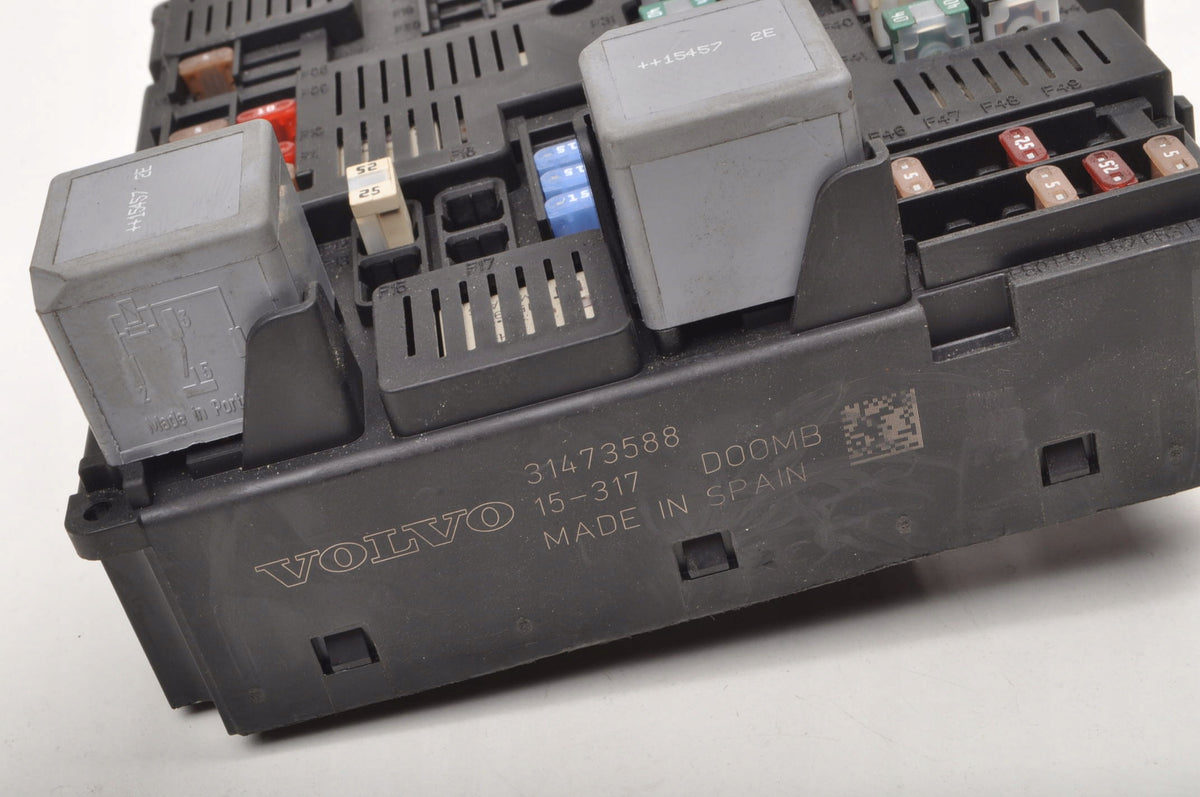 VOLVO XC90 II FUSE BOX 31473588