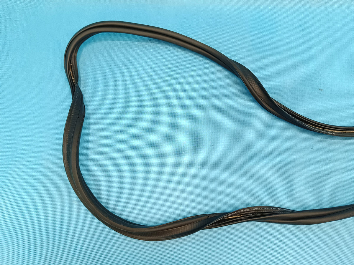 VW GOLF 8 VARIANT LIFT 1.5 TSI 110KW 2024 R TRUNK SEAL 5H9827705B