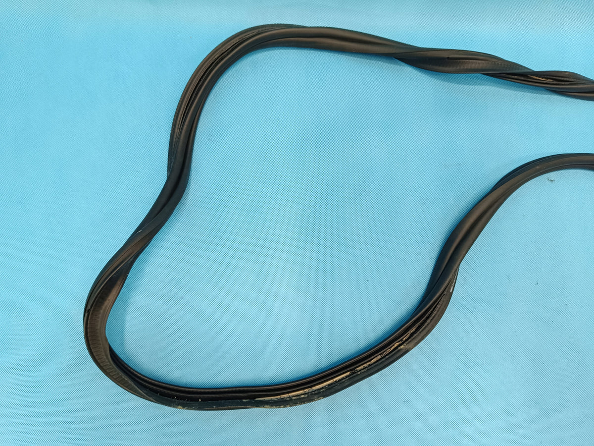 VW GOLF 8 VARIANT LIFT 1.5 TSI 110KW 2024 R TRUNK SEAL 5H9827705B