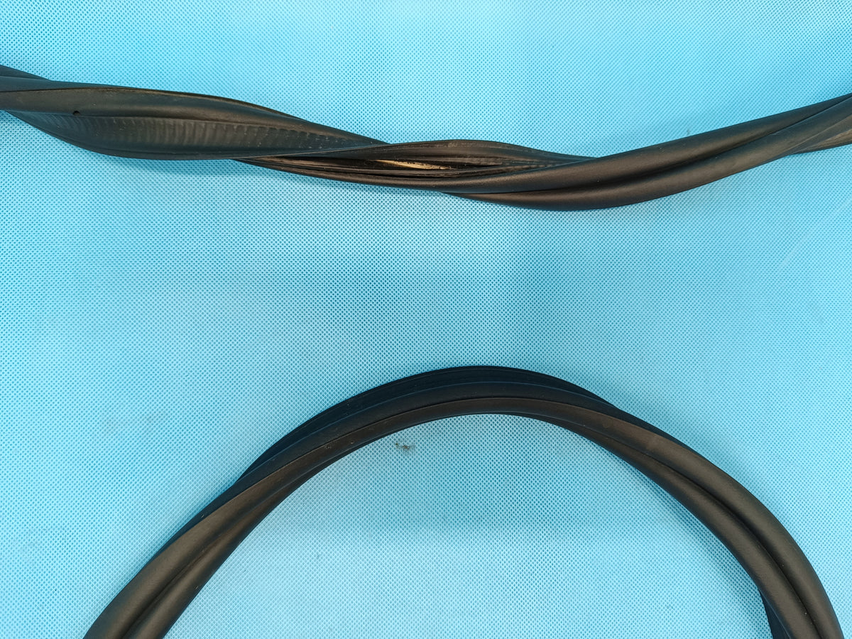 VW GOLF 8 VARIANT LIFT 1.5 TSI 110KW 2024 R TRUNK SEAL 5H9827705B