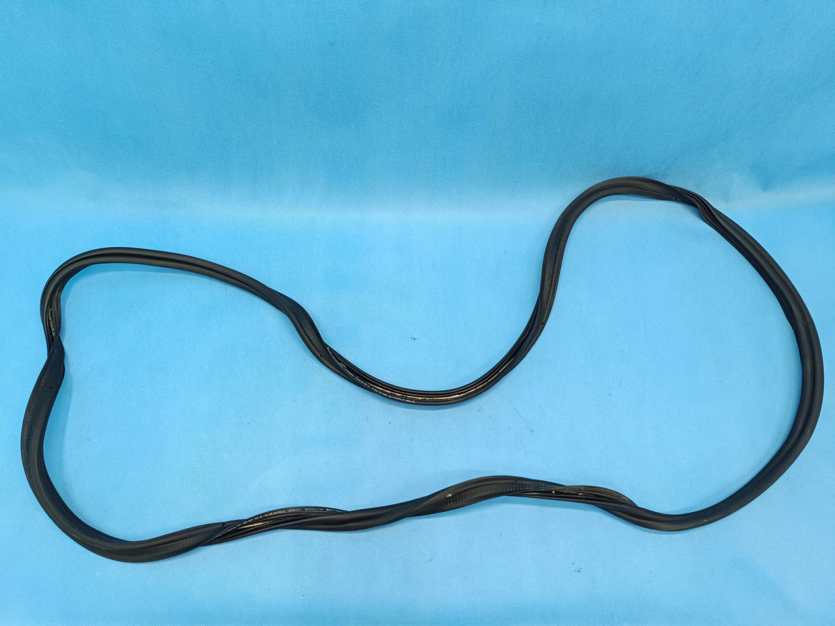 VW GOLF 8 VARIANT LIFT 1.5 TSI 110KW 2024 R TRUNK SEAL 5H9827705B