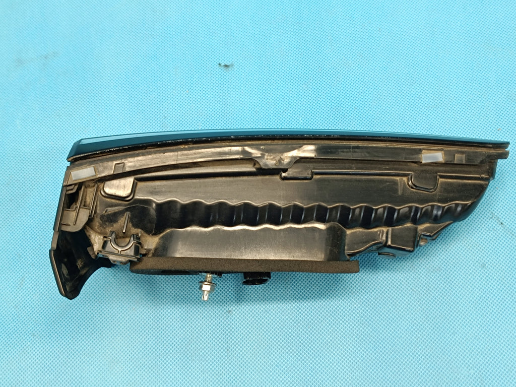 VW GOLF 8 VARIANT LIFT 1.5 TSI 2024R LED FLAP LAMP RIGHT REAR 5H0945308D