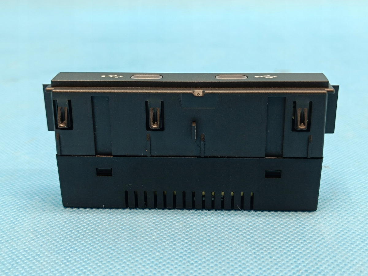 VW GOLF 8 VARIANT LIFT 1.5TSI 110KW 2024R SOCKET USB PORT TYPE C 5NA035700
