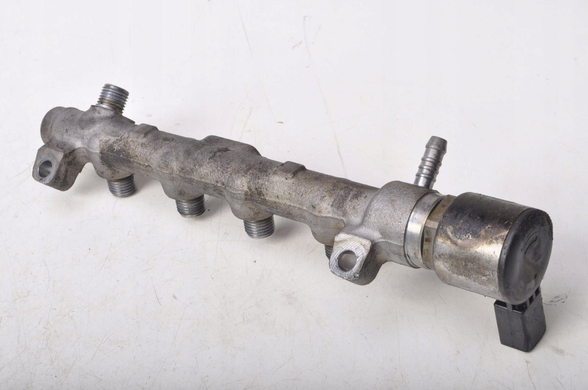 VW GOLF VIII 2.0 TDI INJECTION RAIL 05L130089H