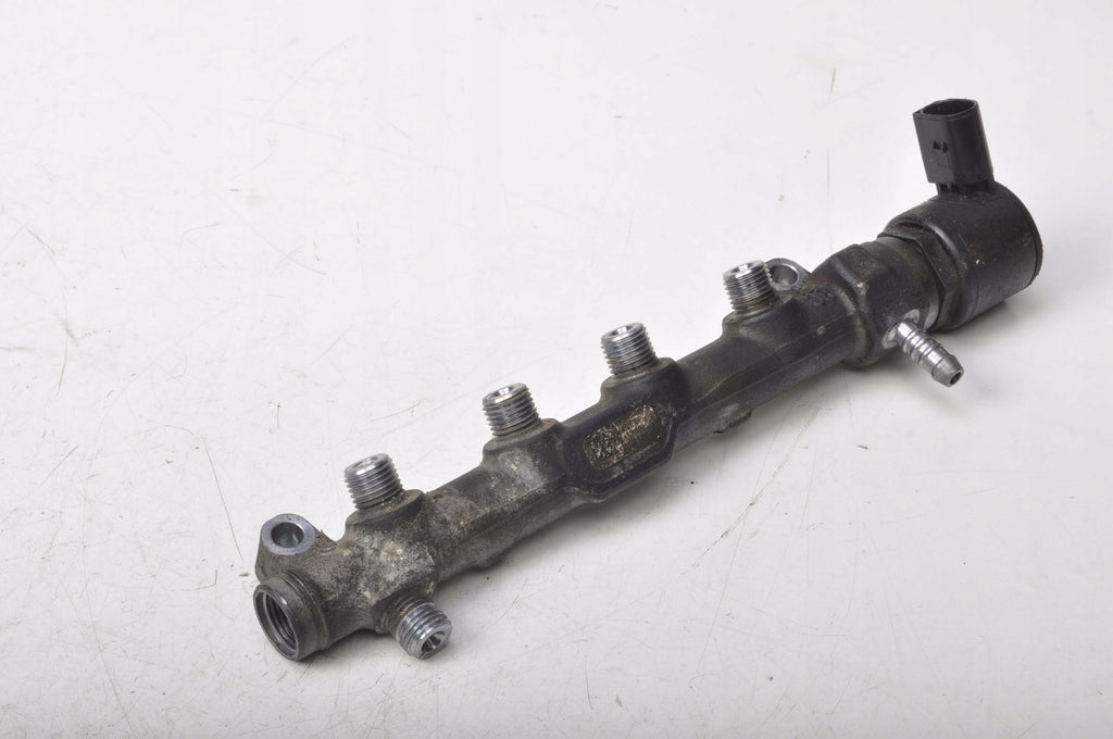VW GOLF VIII 2.0 TDI INJECTION RAIL 05L130089H