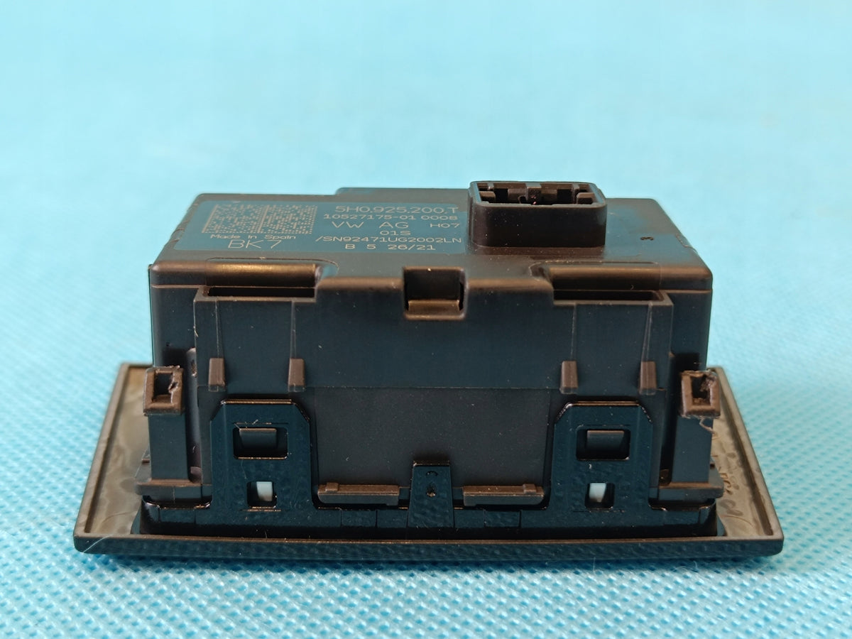 VW GOLF VIII 8 VARIANT 2.0TDI 2022 R EMERGENCY LIGHT BUTTON 5H0925200T