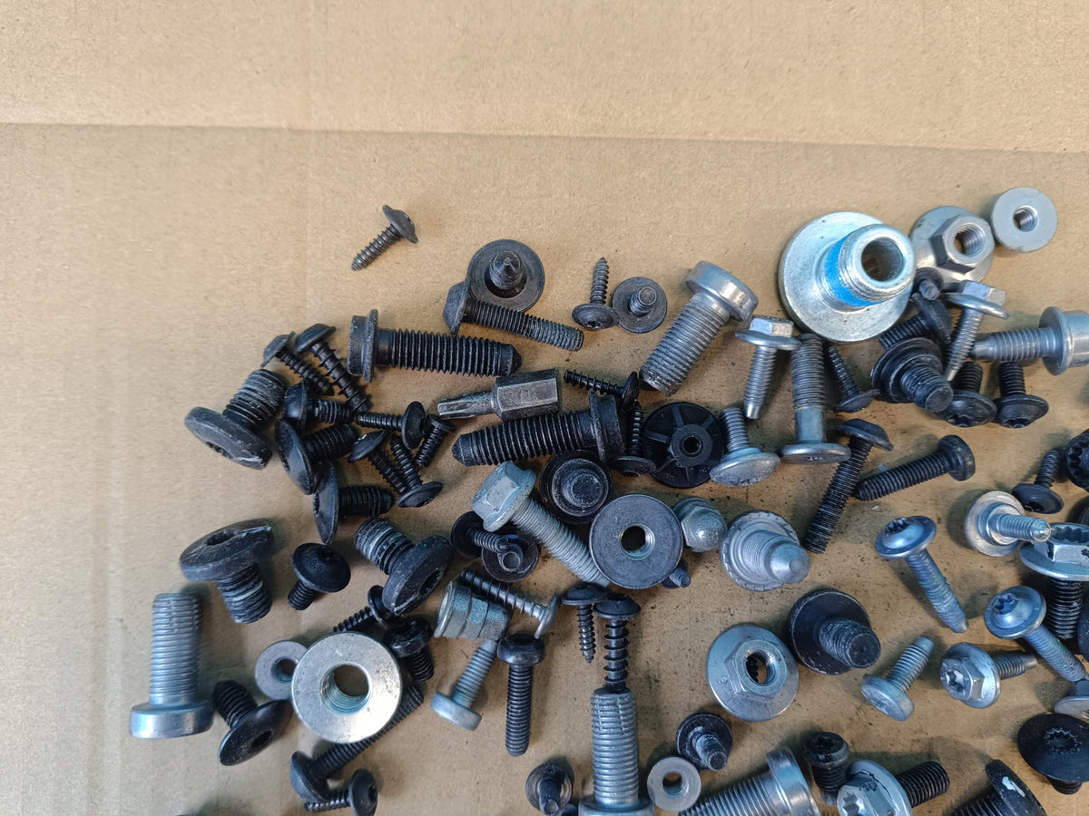 VW GOLF VIII VARIANT 1.5 e-TSI 110KW 2021 R CABIN INTERIOR SCREWS 1,80KG