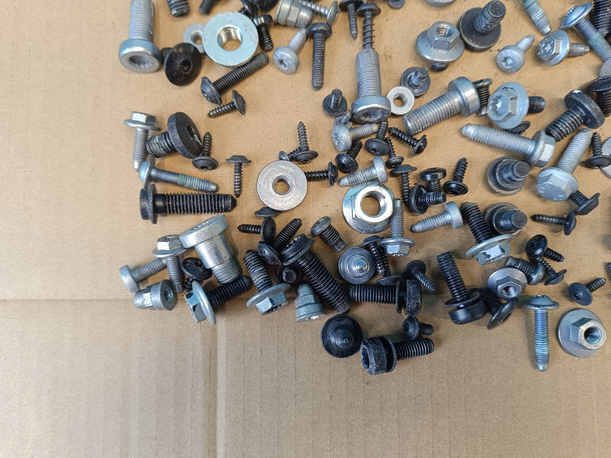 VW GOLF VIII VARIANT 1.5 e-TSI 110KW 2021 R CABIN INTERIOR SCREWS 1,80KG