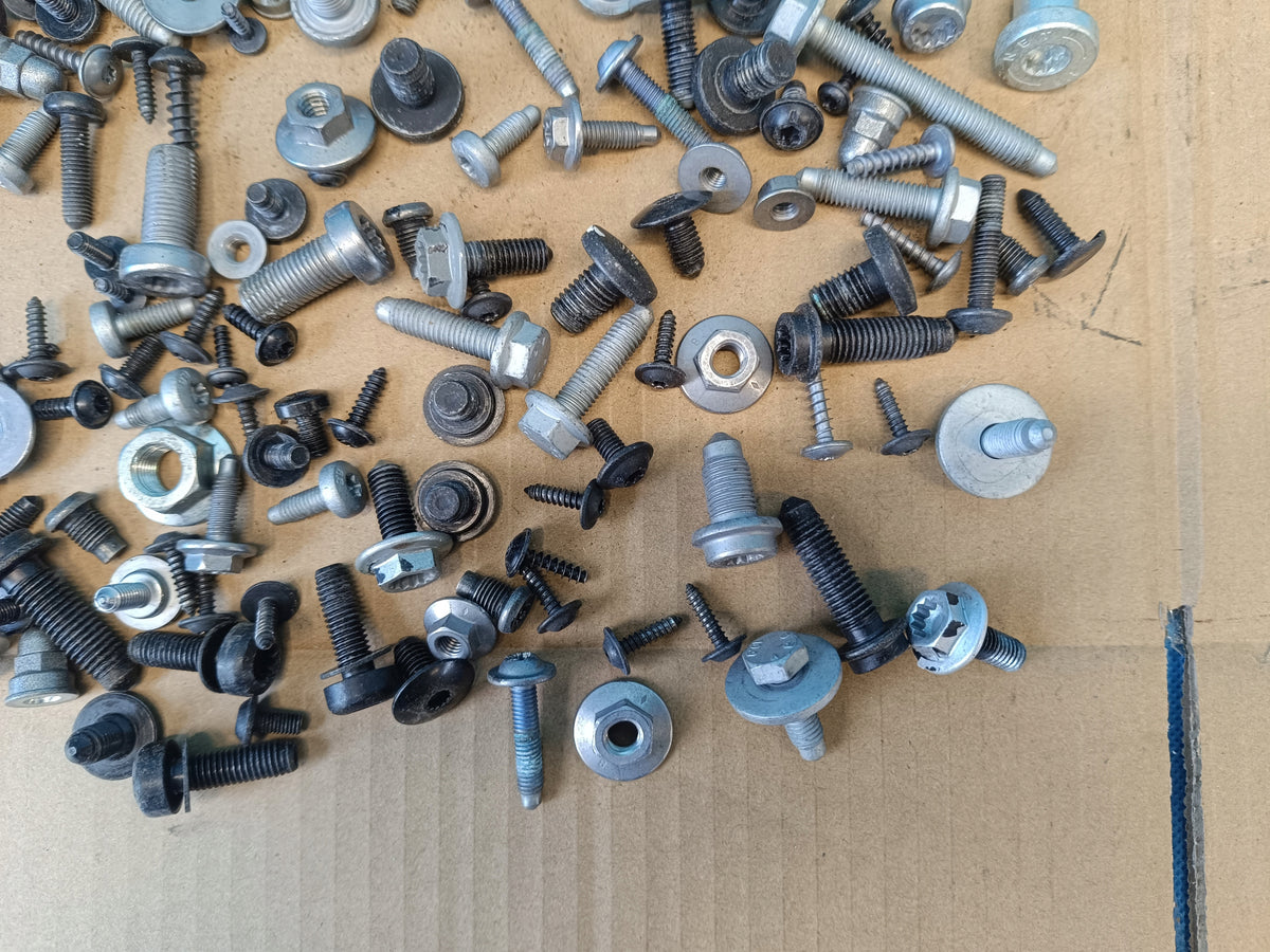VW GOLF VIII VARIANT 1.5 e-TSI 110KW 2021 R CABIN INTERIOR SCREWS 1,80KG
