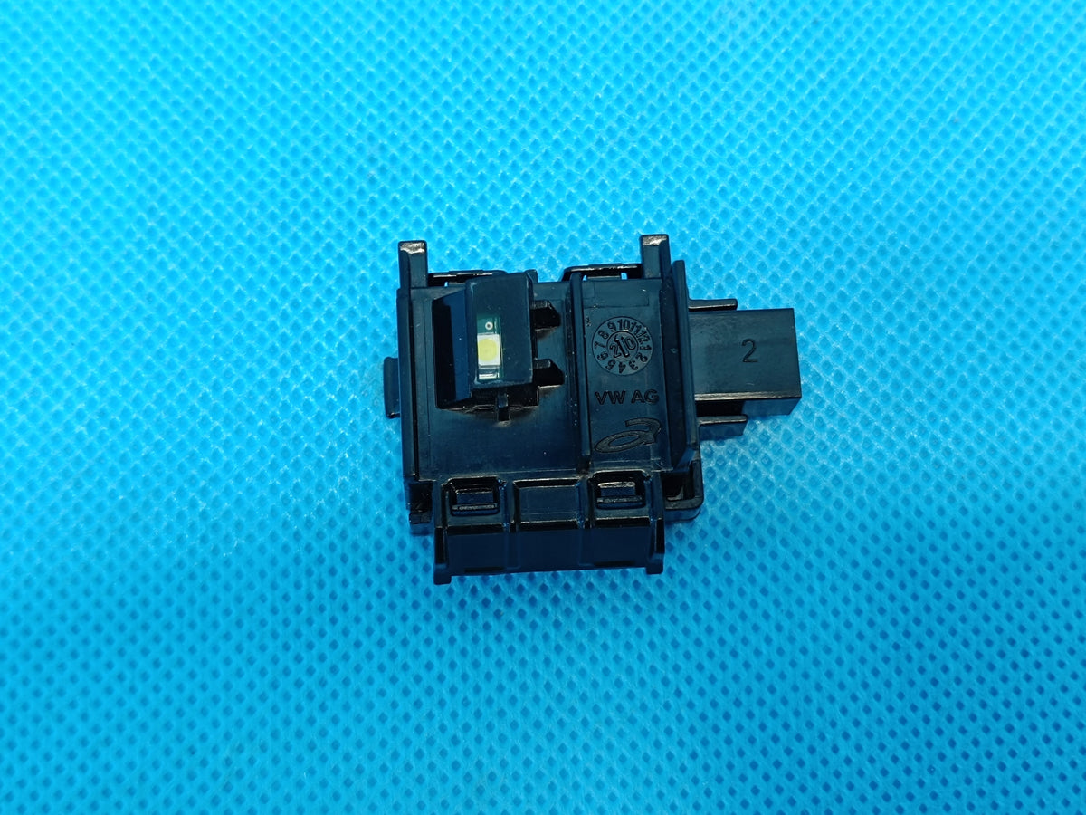 VW GOLF VIII VARIANT 1.5 e-TSI 110KW 2021 R LED LAMP 5H0947145D