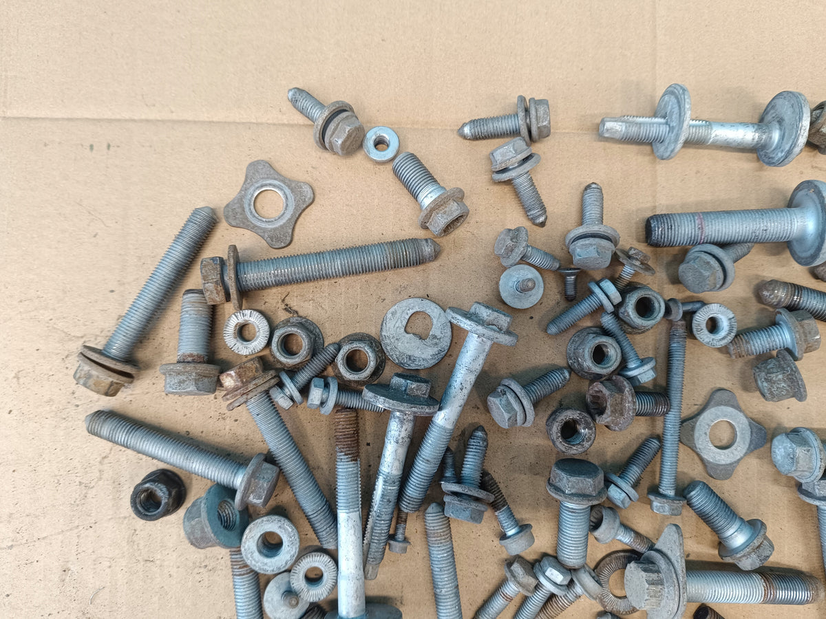 VW GOLF VIII VARIANT 1.5 e-TSI 110KW 2021 R SUSPENSION SCREWS 4.95KG