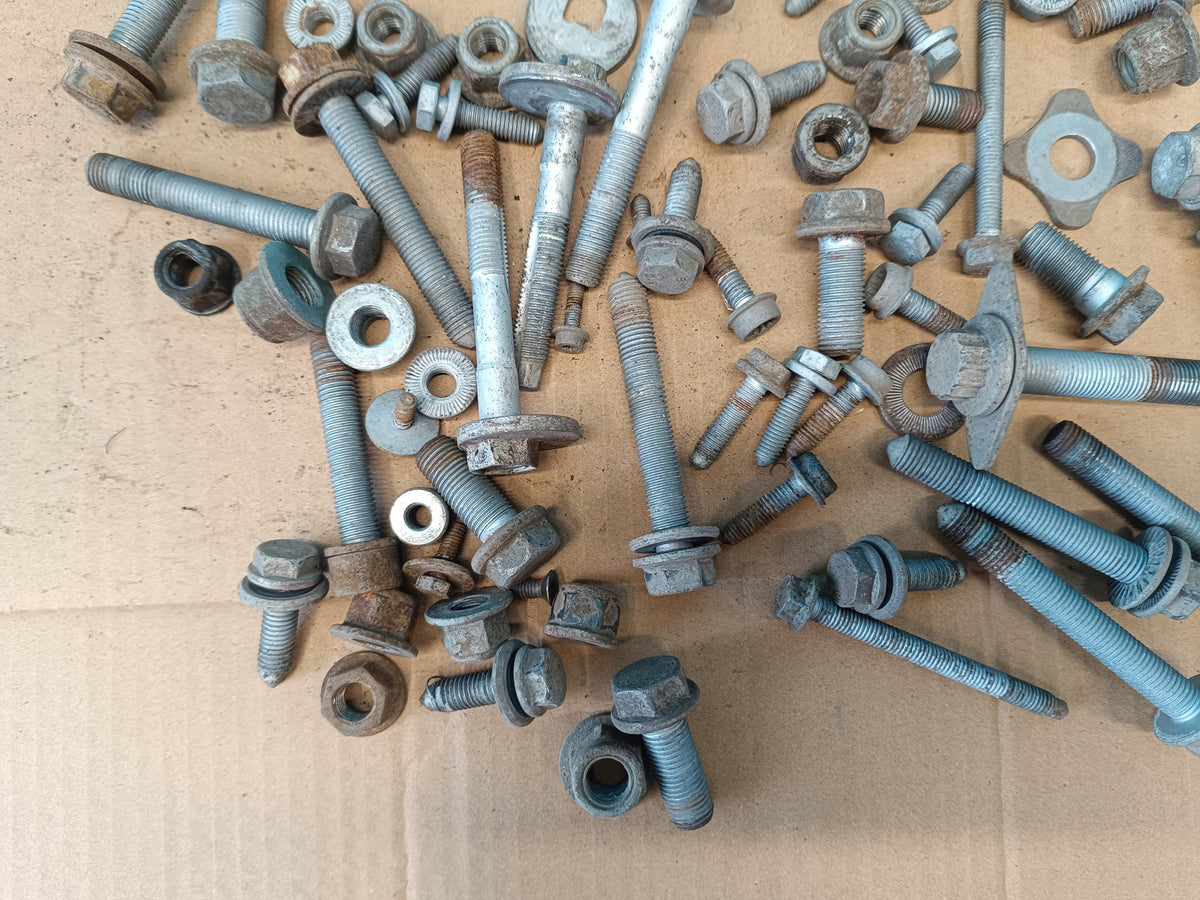 VW GOLF VIII VARIANT 1.5 e-TSI 110KW 2021 R SUSPENSION SCREWS 4.95KG