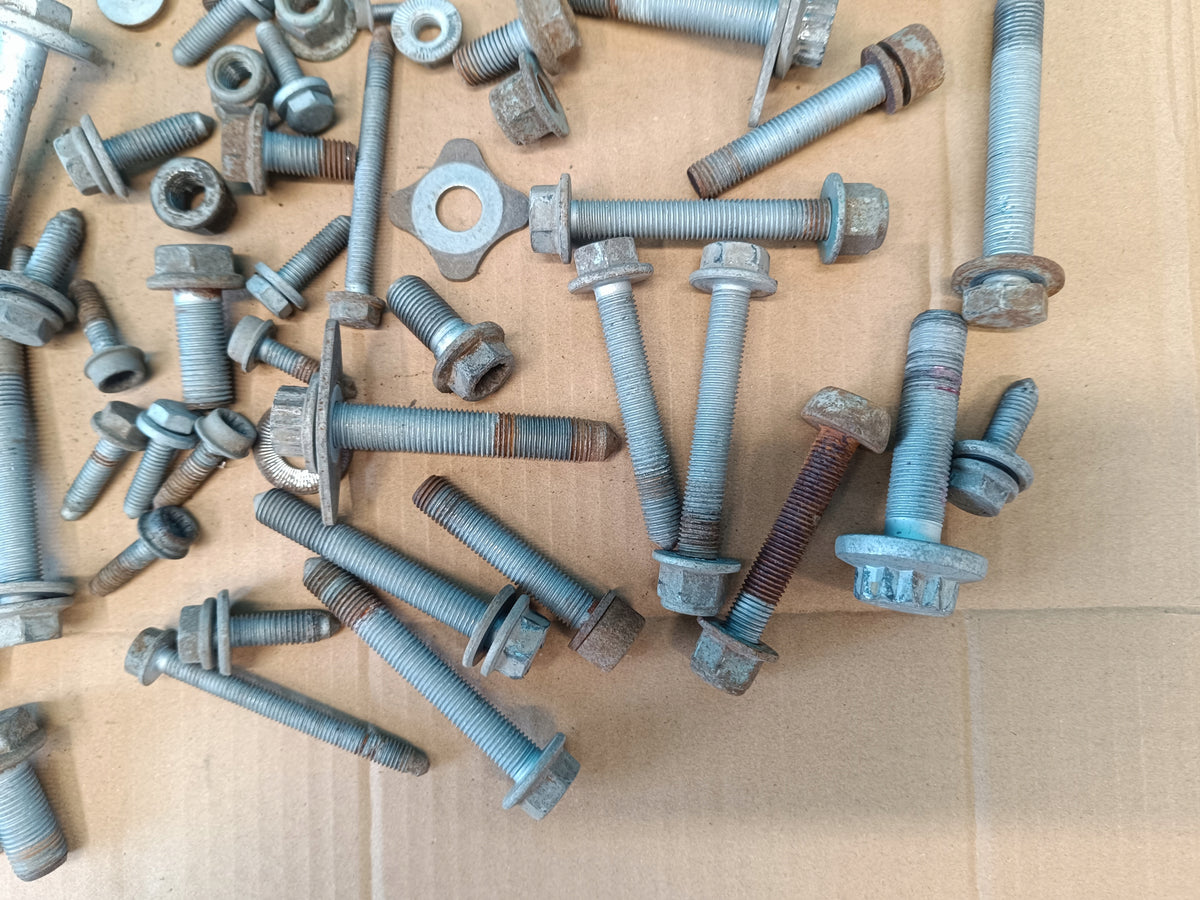 VW GOLF VIII VARIANT 1.5 e-TSI 110KW 2021 R SUSPENSION SCREWS 4.95KG