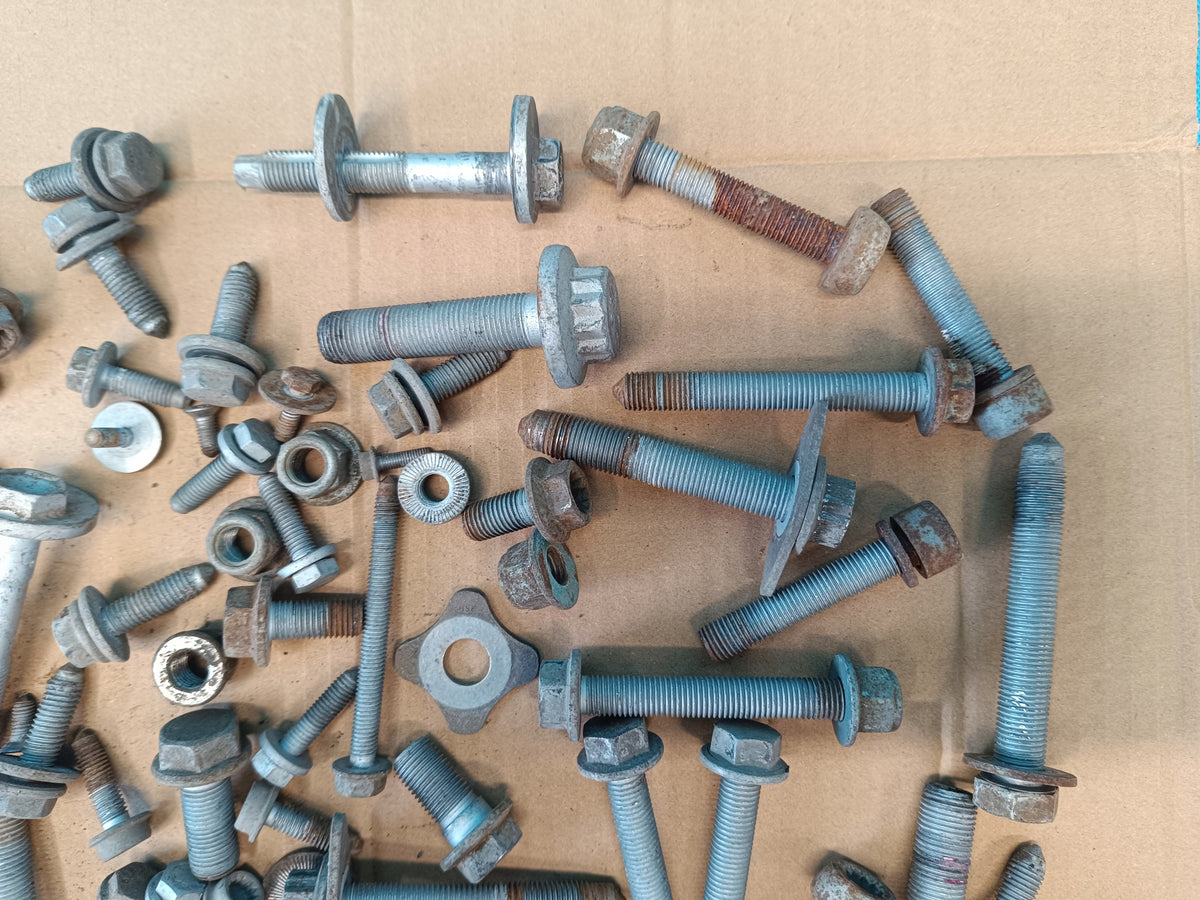 VW GOLF VIII VARIANT 1.5 e-TSI 110KW 2021 R SUSPENSION SCREWS 4.95KG