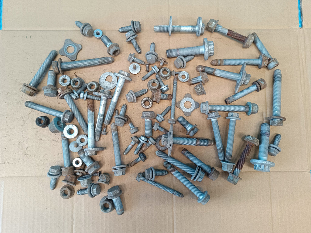 VW GOLF VIII VARIANT 1.5 e-TSI 110KW 2021 R SUSPENSION SCREWS 4.95KG