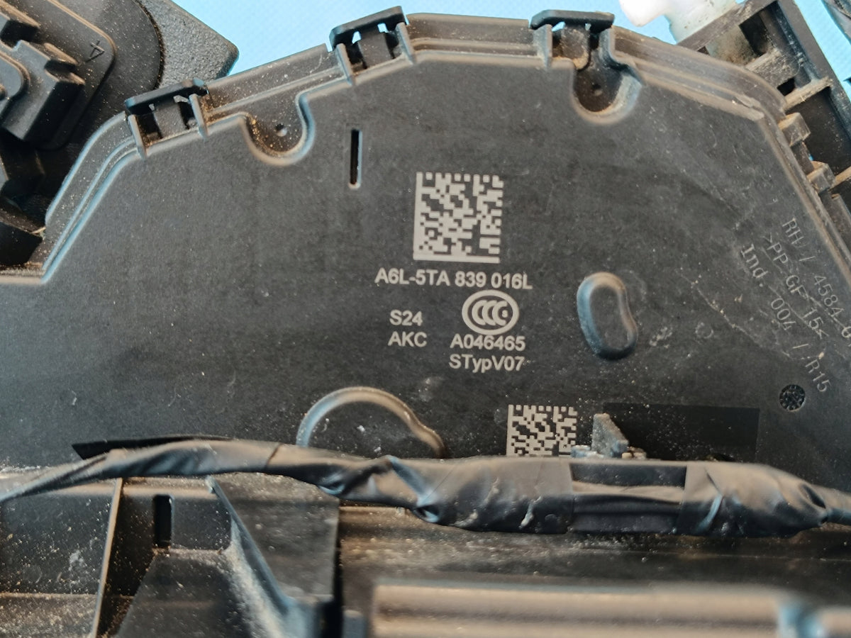 VW GOLF VIII VARIANT 1.5 e-TSI 110KW 2021R DOOR LOCK RIGHT REAR 5TA839016L