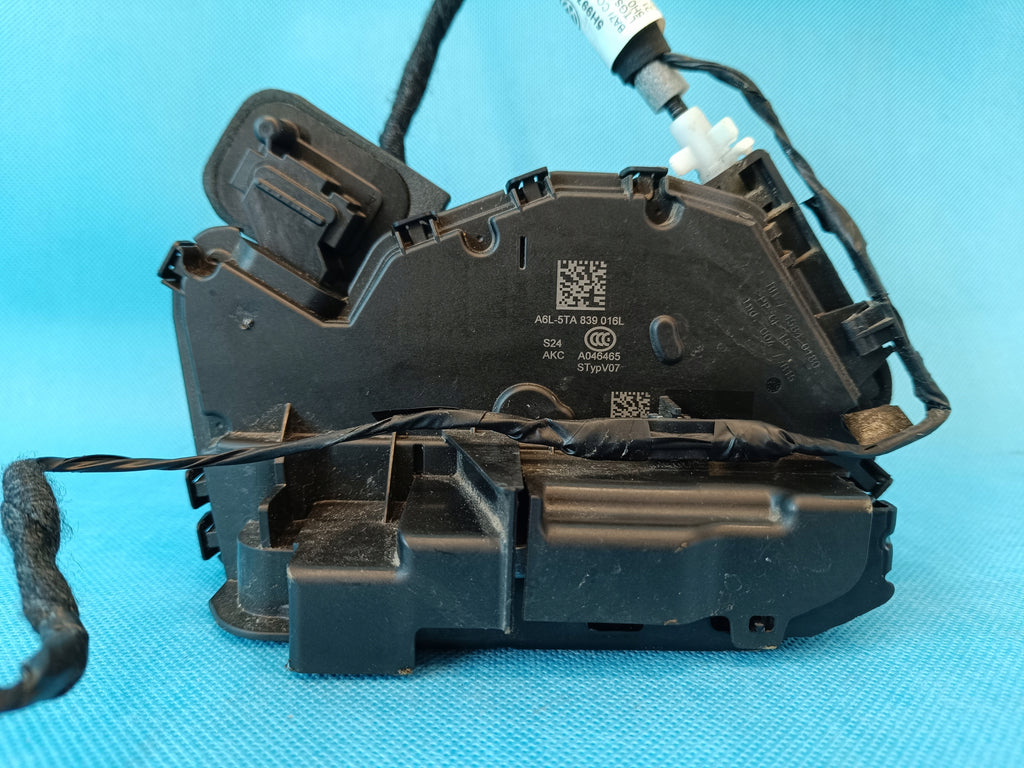 VW GOLF VIII VARIANT 1.5 e-TSI 110KW 2021R DOOR LOCK RIGHT REAR 5TA839016L