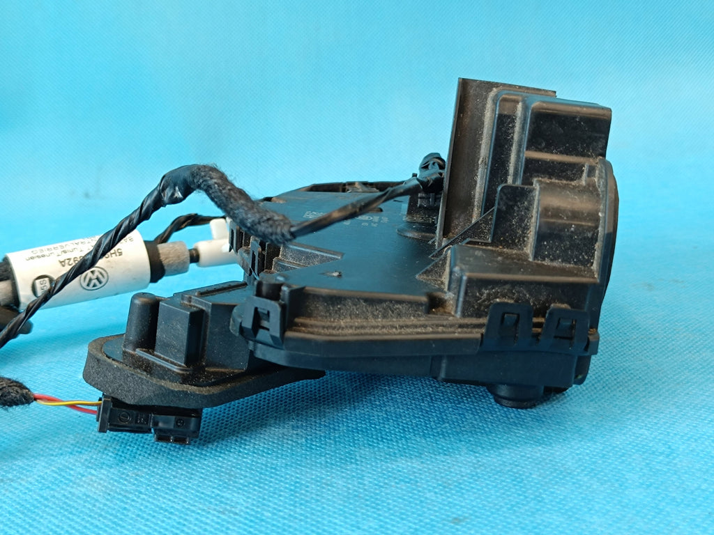 VW GOLF VIII VARIANT 1.5 e-TSI 110KW 2021R DOOR LOCK RIGHT REAR 5TA839016L
