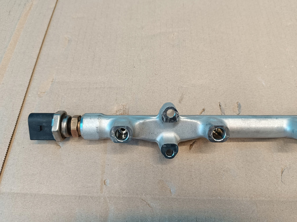 VW GOLF VIII VARIANT 1.5 e-TSI 2021 R INJECTION RAIL SENSOR 05E133320B