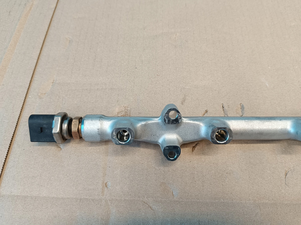 VW GOLF VIII VARIANT 1.5 e-TSI 2021 R INJECTION RAIL SENSOR 05E133320B