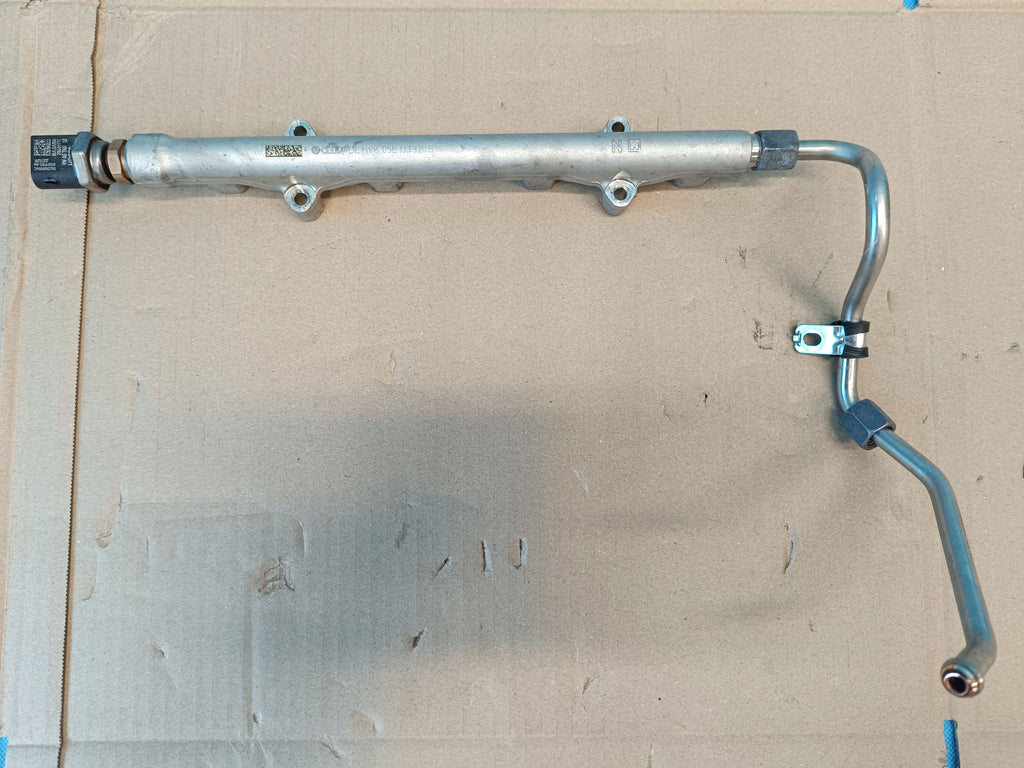 VW GOLF VIII VARIANT 1.5 e-TSI 2021 R INJECTION RAIL SENSOR 05E133320B
